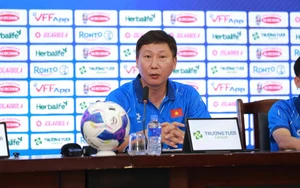 HLV Kim Sang Sik: 'Xuân Son có thể ra sân'