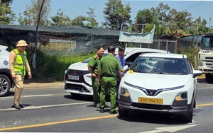 Tạm giữ khẩn cấp đối tượng đập phá xe taxi do mâu thuẫn gia đình