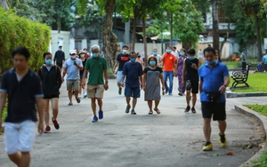 Xu hướng người Việt tích cực đi bộ lúc giá xăng tăng: Vừa tiết kiệm lại vừa... khoẻ