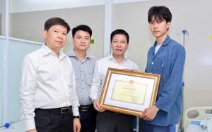 Tặng Bằng khen cho sinh viên dũng cảm cứu người trong đám cháy