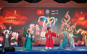 Trải nghiệm không khí lễ hội Songkran và ẩm thực xứ Chùa Vàng tại Hà Nội