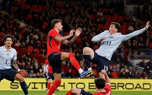 Sao Arsenal bị CĐV la ó khi tái xuất tuyển Anh, ghi bàn rồi khiến đội nhà bị phạt 11m