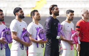 Xúc động hình ảnh ĐT Iran cầm cặp sách tưởng niệm học sinh thiệt mạng vì xung đột Trung Đông