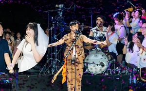 4 cặp cầu hôn trong concert “Xoay tròn” của Hoàng Dũng