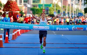 Hoàng Nguyên Thanh lập kỷ lục ở Tiền Phong Marathon, Trung Cường vô đối cự ly half marathon