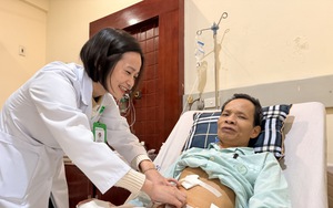Phẫu thuật nội soi phức tạp cứu sống người bệnh "án tử" kép ung thư