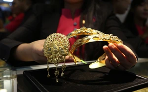 Giá vàng châu Á tiếp tục tăng do nhu cầu trú ẩn an toàn