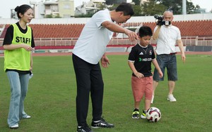 HLV Kim Sang Sik giao lưu, rèn luyện cho 100 cầu thủ nhí tại “Ngày hội bóng đá HD”