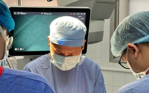 Cấp cứu trong “giờ vàng” cứu người đàn ông tự cắt bộ phận sinh dục