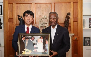 Cựu Tổng thống Nam Phi Thabo Mbeki xúc động nhận quà kỷ niệm từ gia đình Đại tướng Võ Nguyên Giáp