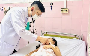 Vụ học sinh nghi ngộ độc tại Trường Tiểu học Bình Quới Tây: Vệ sinh khử khuẩn toàn bộ khuôn viên, tạm ngừng tổ chức bữa ăn bán trú