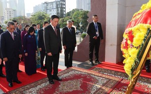 Thường trực Ban Bí thư Trần Cẩm Tú đặt vòng hoa tại Đài Độc lập, Đài tưởng niệm cố Quốc vương Norodom Sihanouk, Đài Hữu nghị Campuchia - Việt Nam