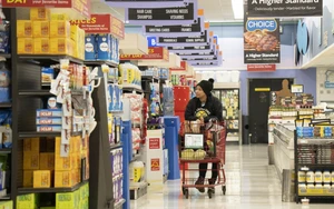 Giá cả leo thang vượt thu nhập khiến người Mỹ thắt chặt chi tiêu