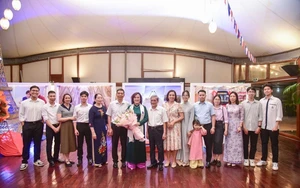 GS.TS. Đinh Thị Mai Thanh nhận Huân chương Cành cọ Hàn lâm, Pháp