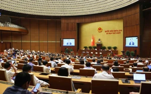 Bên lề Kỳ họp thứ Nhất, Quốc hội khóa XVI: Giảm bớt thủ tục hành chính, tạo thuận lợi cho người dân