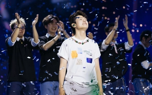 Buitruonglinh khóc vì hạnh phúc trong concert cá nhân