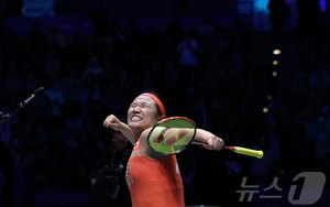 Thắng ngôi sao Trung Quốc sau 100 phút, tay vợt số 1 thế giới chính thức làm nên lịch sử