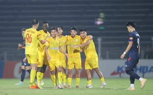 Tin nóng bóng đá Việt hôm nay 13/4: HLV Vũ Tiến Thành khen Văn Thuận; PVF CAND hài lòng với 1 điểm trước CAHN