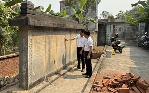 Tháo gỡ bất cập kéo dài để bảo tồn 2 tấm bia cổ có niên đại trên 300 năm
