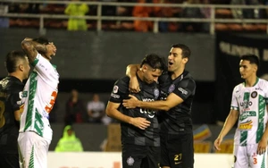 Pha phá bóng 'đi vào lòng đất' nhất lịch sử, tiền đạo không dám ăn mừng vì ghi bàn bằng mặt