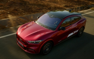 Ford Việt Nam giảm giá "khủng" xe điện Mustang, lập liên minh trạm sạc