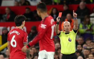 Chiếc thẻ đỏ của Lisandro Martinez & những pha đuổi người hy hữu nhất lịch sử