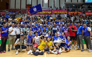 Tuyển thủ bóng chuyền nữ Việt Nam đón tuổi 24 ngay trên sân, đối thủ cũng tới chung vui