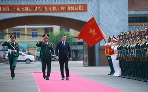 Thủ tướng dự Lễ đón nhận danh hiệu Anh hùng LLVT nhân dân của Quân khu 4