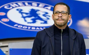 Cà phê đầu tuần: Rosenior dẫn dắt Chelsea như “HLV online”