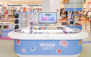 Cách “pha chế” sắc màu mùa hè đúng điệu theo phong cách Crocs