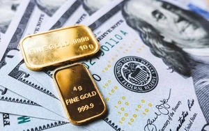 Giá vàng tiếp tục giảm do đồng USD mạnh lên