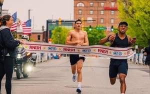 Runner bị mất HCV marathon ngay sát vạch đích vì... ăn mừng quá sớm