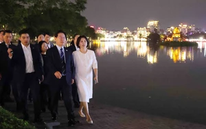 Tổng thống Hàn Quốc và Phu nhân đi dạo quanh hồ Hoàn Kiếm