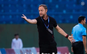 CAHN gia hạn hợp đồng với HLV Polking