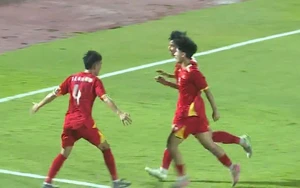 VIDEO Quý Vương dứt điểm cực khó, mở tỷ số cho U17 Việt Nam