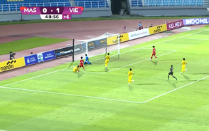 VIDEO Văn Dương tái hiện khoảnh khắc Đình Bắc khi sút tung lưới U17 Malaysia