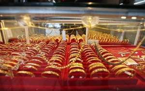 Giá vàng suy yếu dưới áp lực kép