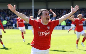 Độc lạ bóng đá Anh: Thăng hạng kỳ diệu nhờ bàn quyết định ở phút 103, cầu thủ đấm CĐV 