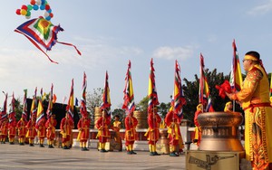 Rực rỡ lá đại kỳ ngũ sắc trong ngày Giỗ Tổ Hùng Vương ở Cần Thơ