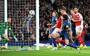 Arsenal trừng phạt Atletico bằng bóng chết