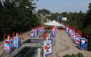 Chiêm ngưỡng 150 tranh cổ động khổ lớn về Ngày thống nhất đất nước