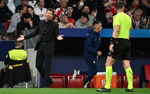 Diego Simeone bị chỉ trích vì 'hành động lạ' khi trọng tài kiểm tra VAR