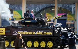 Võ sĩ lừng danh họp báo bằng... xe tăng ở trận đấu cuối cùng của sự nghiệp