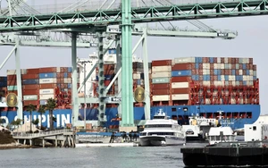 Mỹ áp thuế 100% đối với dược phẩm, điều chỉnh thuế kim loại