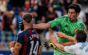 Thủ môn của Real Zaragoza nhận án phạt nặng chưa từng thấy vì đấm vào mặt đối thủ