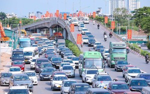 Người dân tấp nập rời Hà Nội trong ngày đầu kỳ nghỉ lễ 30/4 – 1/5