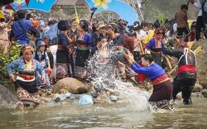 Tưng bừng Lễ hội Tết Té nước của người Lào ở Núa Ngam, tỉnh Điện Biên