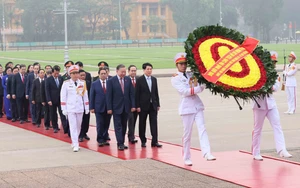 Đại biểu Quốc hội khóa XVI vào Lăng viếng Chủ tịch Hồ Chí Minh và tưởng niệm các Anh hùng, liệt sĩ