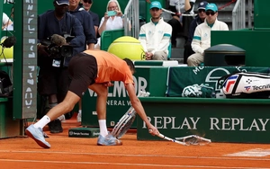 Medvedev đập vợt 7 lần trong 40 giây khi thua 2 set 0-6 ở Monte Carlo