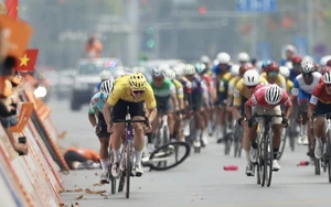 Tin nóng thể thao tối 8/4: Cua rơ chia tay giải đua xuyên Việt vì té ngã; cựu HLV Nam Định được chốt tương lai trước World Cup